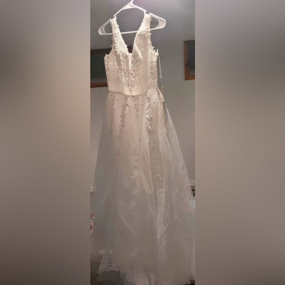 Elegant White Lace Wedding Dress